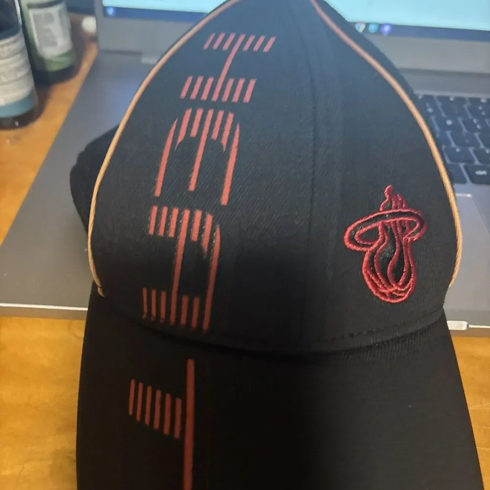 Miami Heat NBA Adidas Cap Fitted Black/Red FITMAX'70 Size L/XL